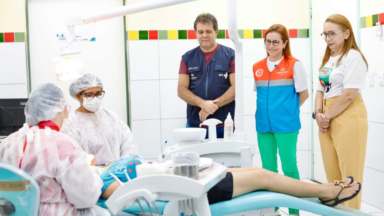 grupo de pessoas posa para a foto